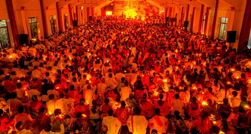 The current image has no alternative text. The file name is: Thousands-Gather-at-Tapobhoomi-for-Soulful-Guru-Purnima-Observance.webp