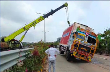 Truck Overturns on Bambolim Flyover Amid Heavy Rainfall