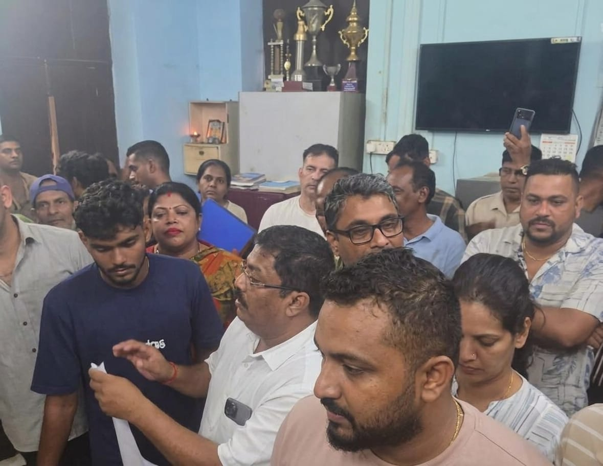 COLVA VILLAGERS STORM POLICESTATION OVER POLICE ACTION