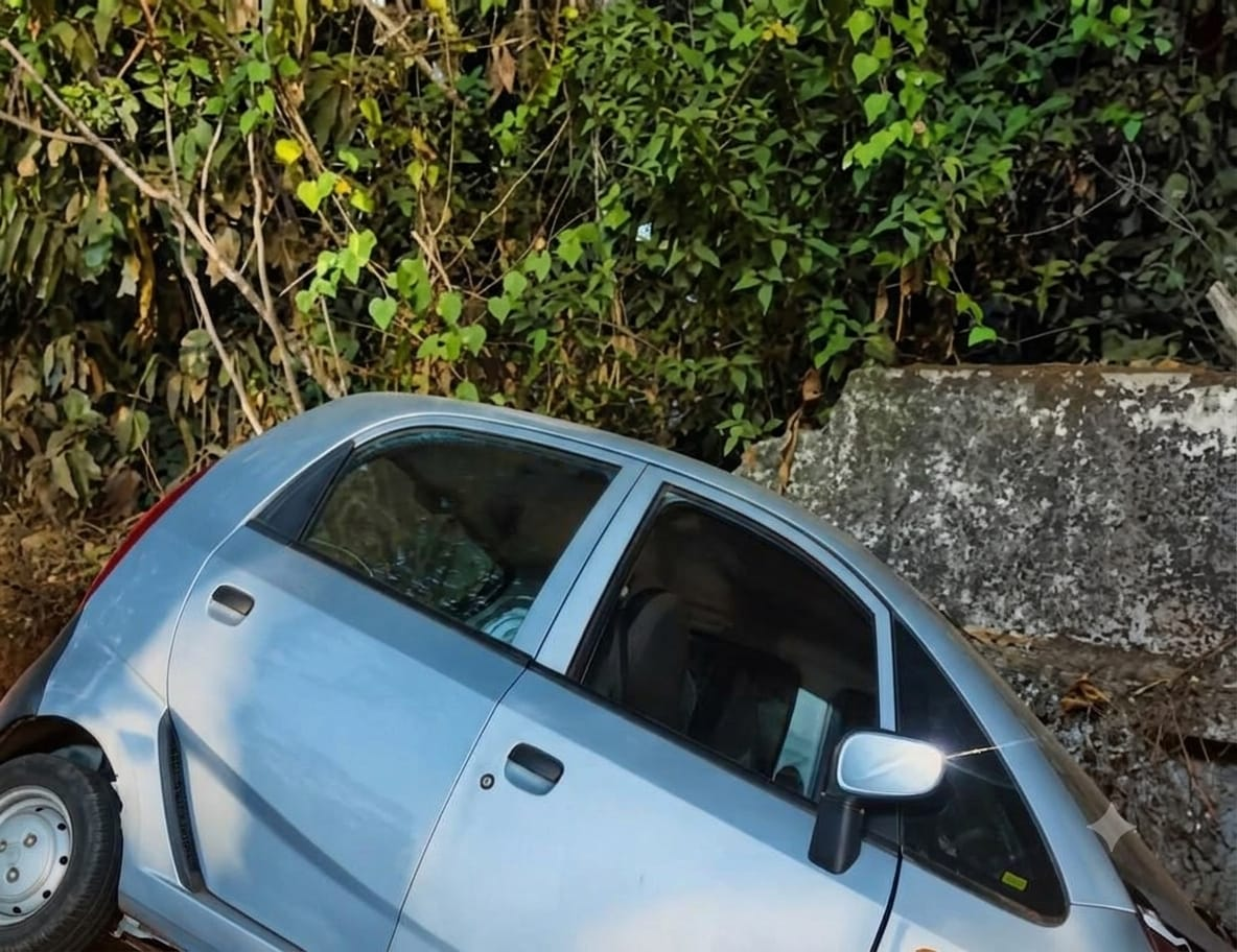 MH-REGISTERED NANO CRASHES ON KARASWADA HIGHWAY, DRIVER INJURED